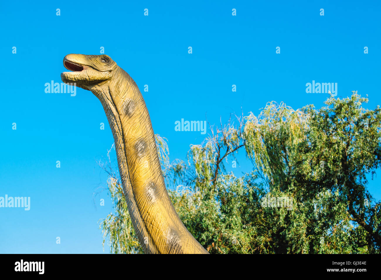 NOVI SAD, Serbien - 5. August 2016: Brontosaurus Leben Größe Modell des prähistorischen Tieres im Thema Entertainment Dino-Park. Arten Stockfoto