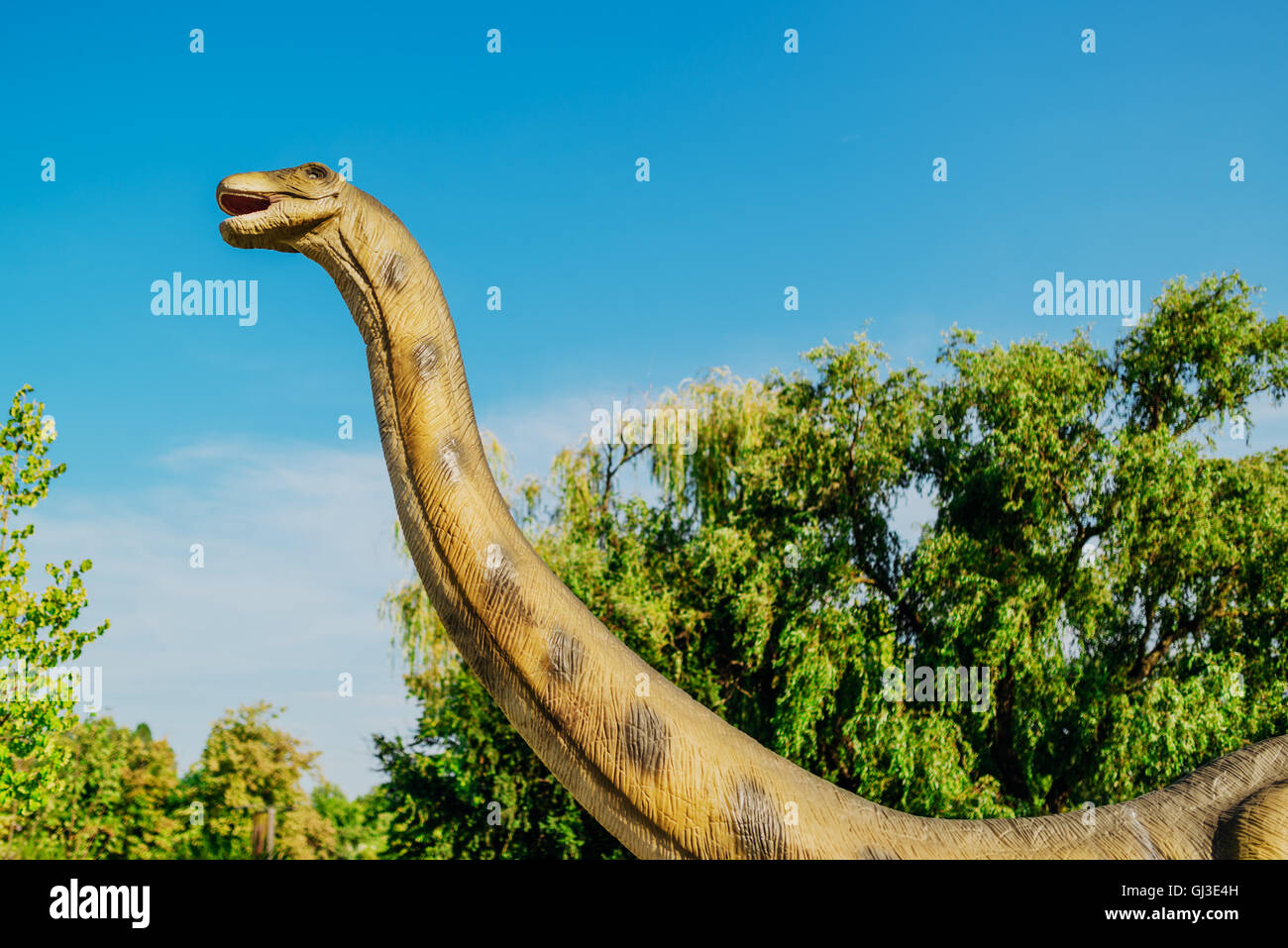 NOVI SAD, Serbien - 7. August 2016: Brontosaurus Life-Size-Model prähistorischen Tieres im Thema Entertainment Dino-Park Stockfoto