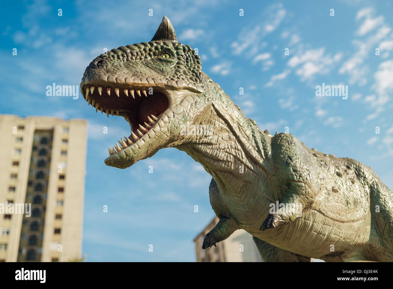 NOVI SAD, Serbien - 7. August 2016: Carnotaurus Leben Größe Modell des prähistorischen Tieres im Thema Entertainment Dino-Park. Stockfoto