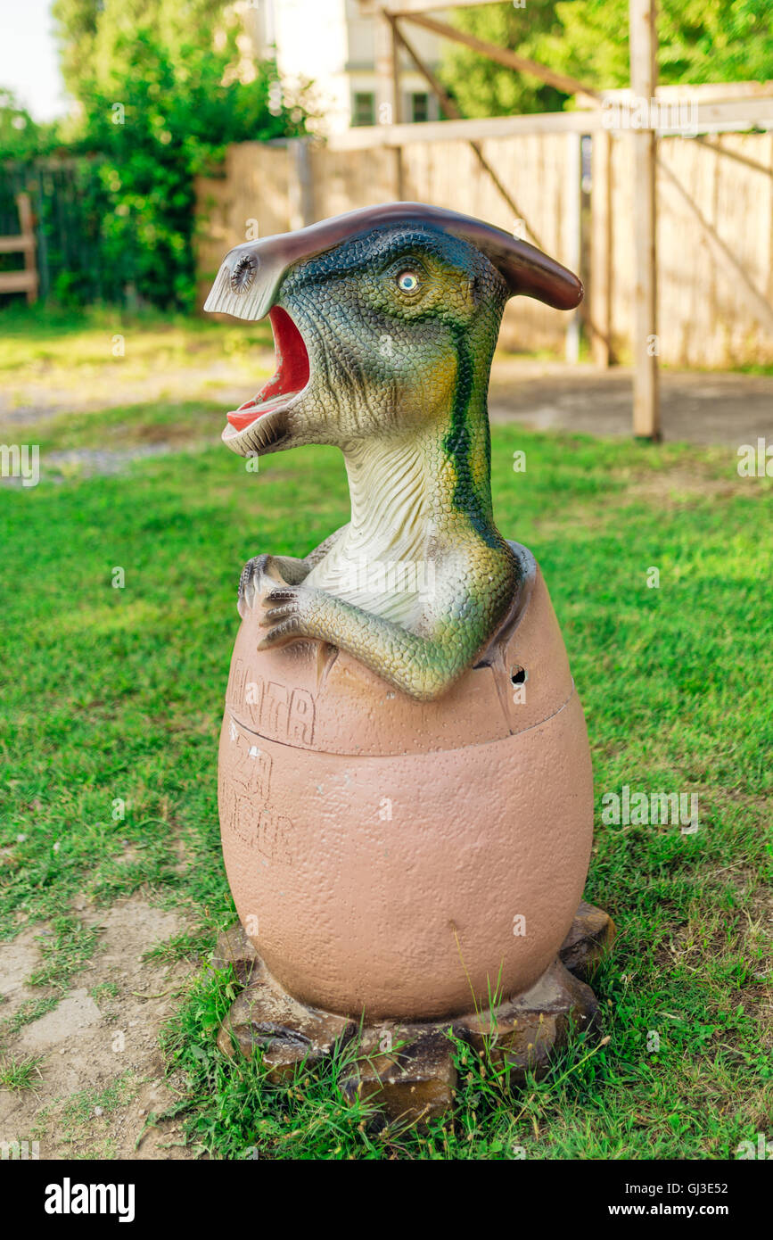 NOVI SAD, Serbien - 7. August 2016: Kleine Dinosaurier Trash bin Spielzeug von themed Entertainment Dino-Park in Novi Sad. Stockfoto