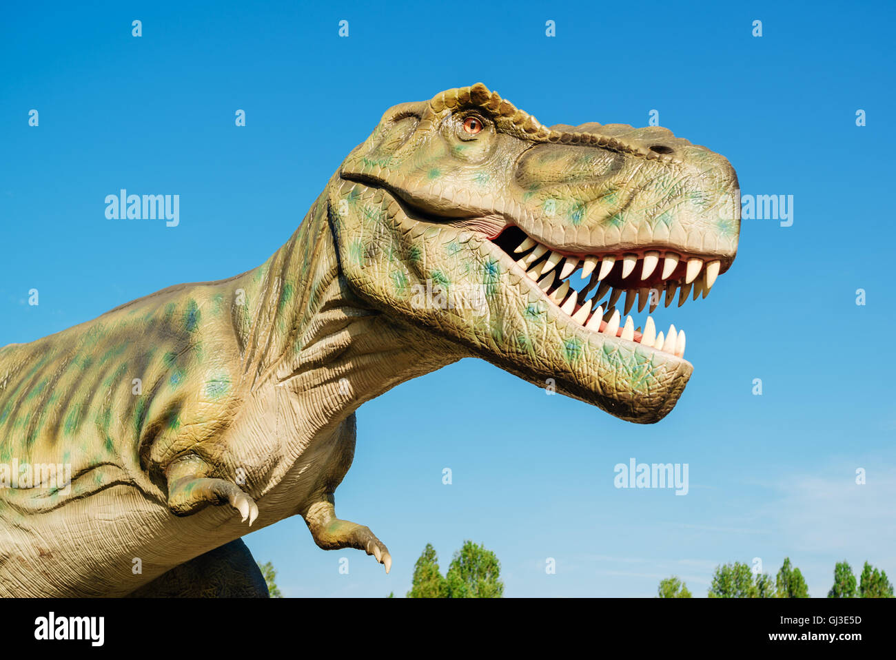 NOVI SAD, Serbien - 7. August 2016: Tyrannosaurus Leben Größe Modell des prähistorischen Tieres im Thema Entertainment Dino-Park. Stockfoto
