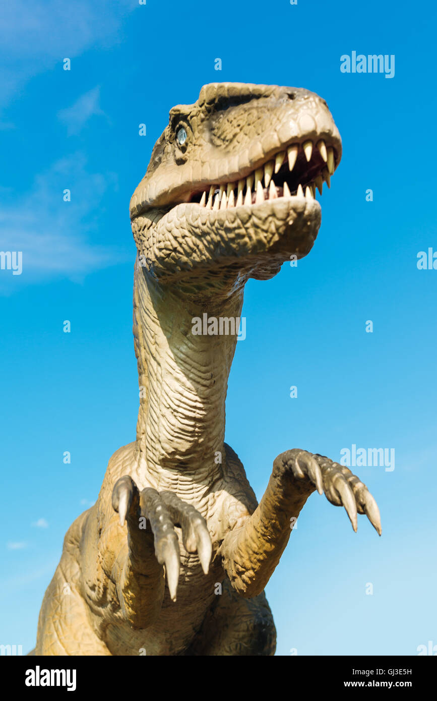 NOVI SAD, Serbien - 7. August 2016: Velociraptor Leben Größe Modell des prähistorischen Tieres im Thema Entertainment Dino-Park. Stockfoto