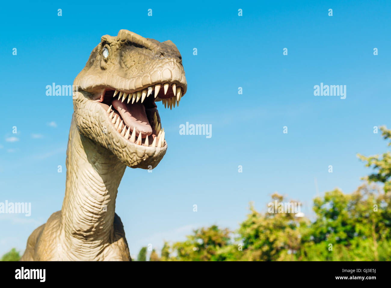 NOVI SAD, Serbien - 7. August 2016: Velociraptor Leben Größe Modell des prähistorischen Tieres im Thema Entertainment Dino-Park. Stockfoto