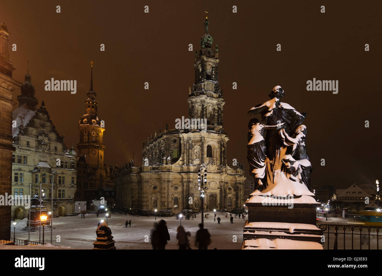 Dresden: Blick von der Brühlschen Terrasse am Schloss und Kathedrale (Hofkirche) im Schnee, Deutschland, Sachsen, Sachsen, Stockfoto