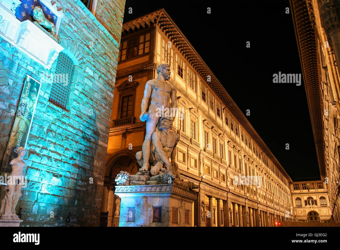 Statue beleuchtet bei Nacht im Palazzo Vecchio mit berühmten Uffizien, Florenz/Firenze, Toskana, Italien. © Paul Quayle Stockfoto