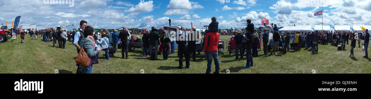 Zuschauern Stunt Bike, Main Ring, Haddington Show, East Fortune, East Lothian Stockfoto