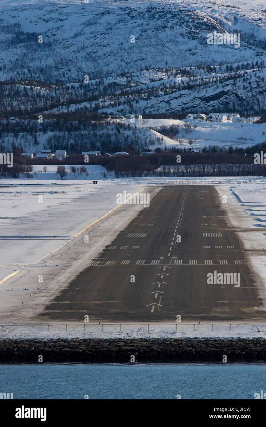 Gesamtansicht der Start-und Landebahn am Flughafen Alta in Norwegen. Stockfoto