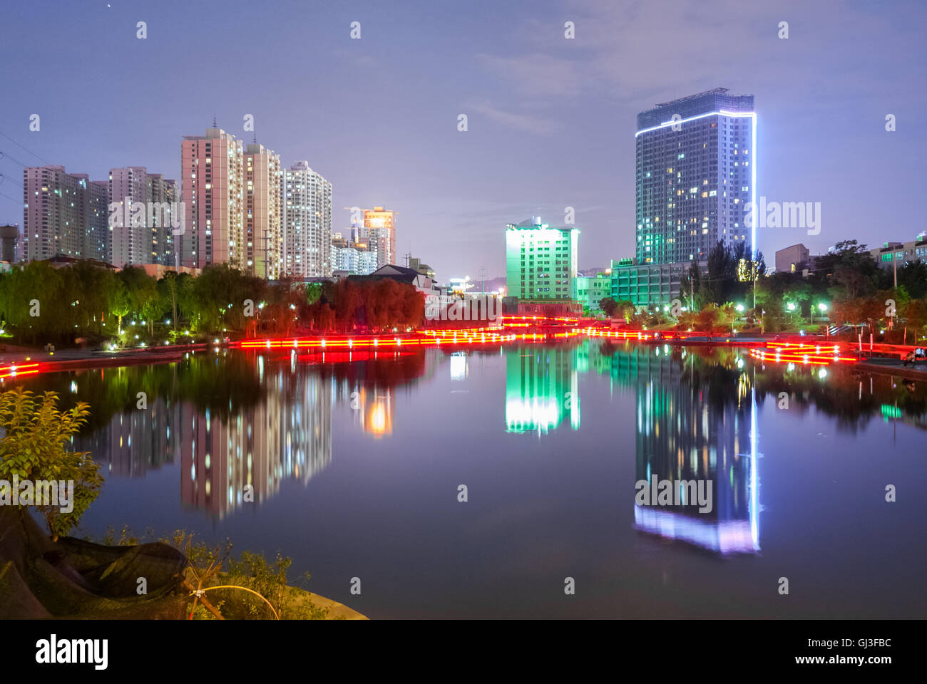 Nocturne Blick auf den See im Yantan Park in Lanzhou (China) Stockfoto