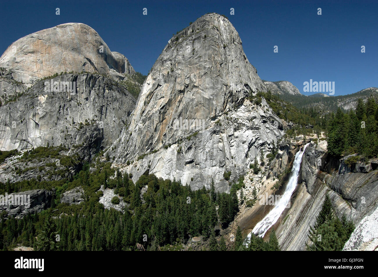 Ansichten aus dem Muir Trail umfasst Nevada Fall, Liberty Cap und der weniger bekannten Rückseite des Half Dome, Yosemite, Kalifornien Stockfoto