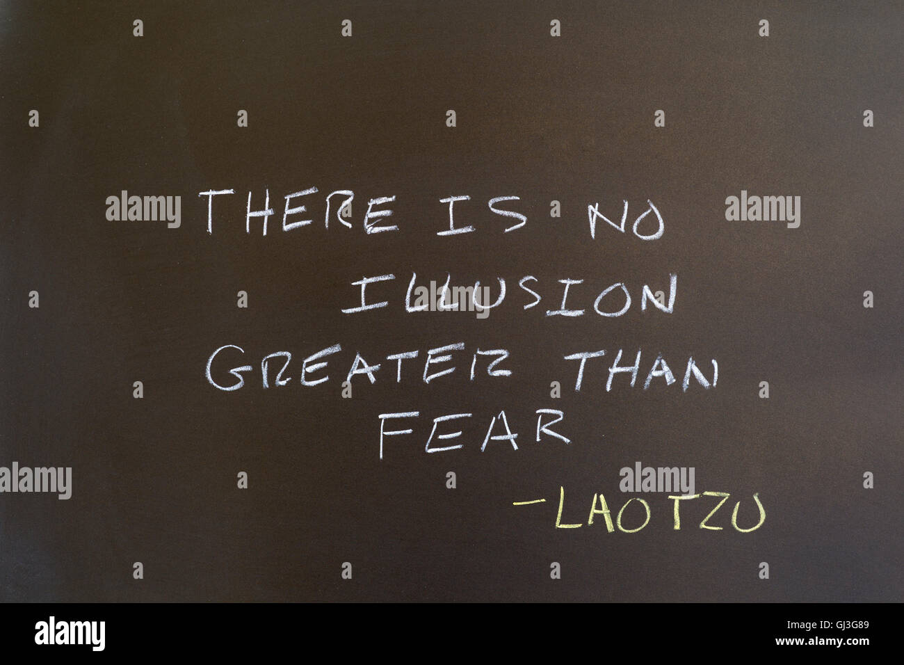 Zitat von Lao Tzu. "Es gibt keine Illusion größer als die Angst." Auf die Tafel geschrieben. Stockfoto