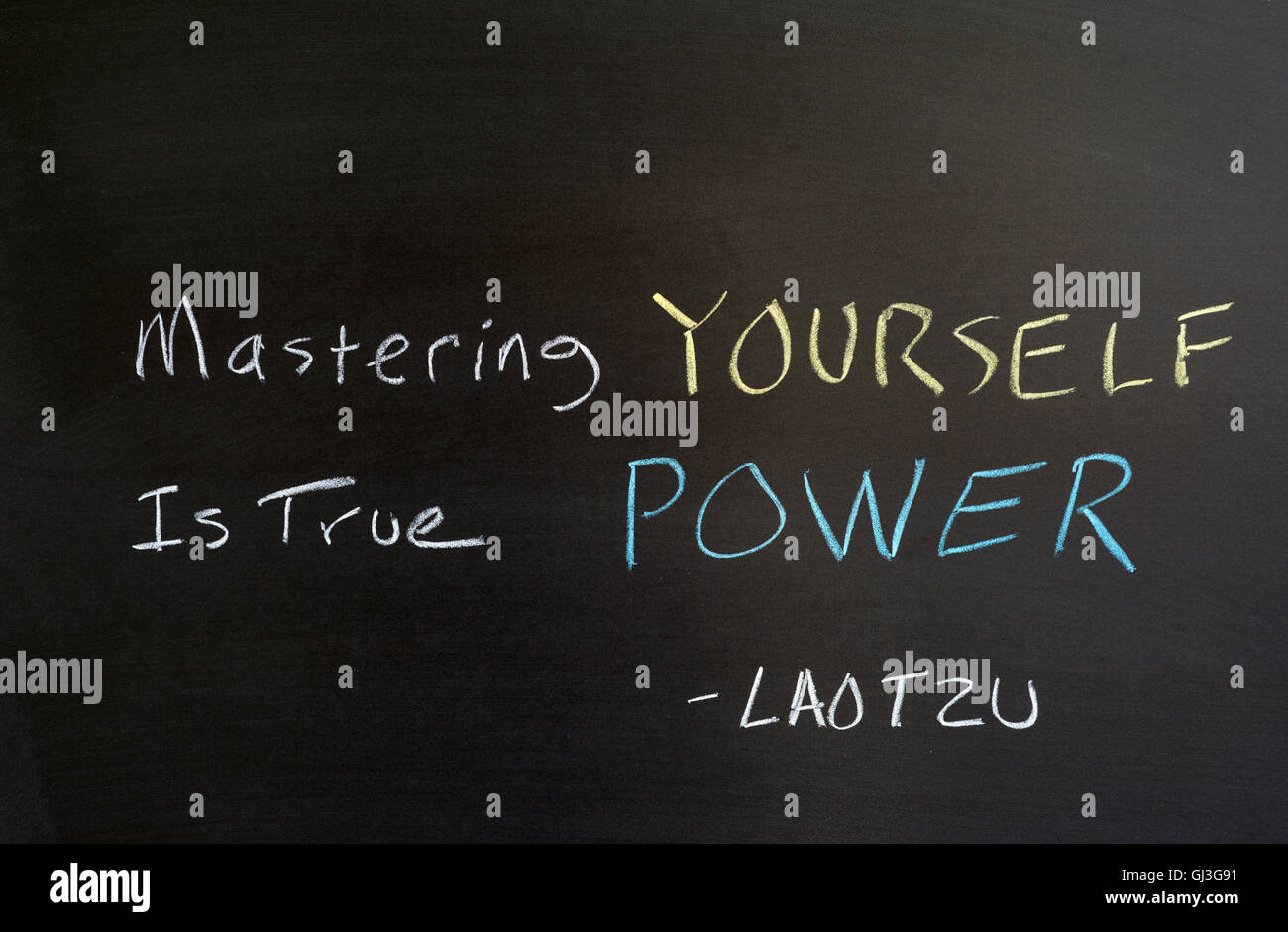 Zitat von Lao Tzu. "Mastering selbst ist wahre Macht" auf die Tafel geschrieben. Stockfoto