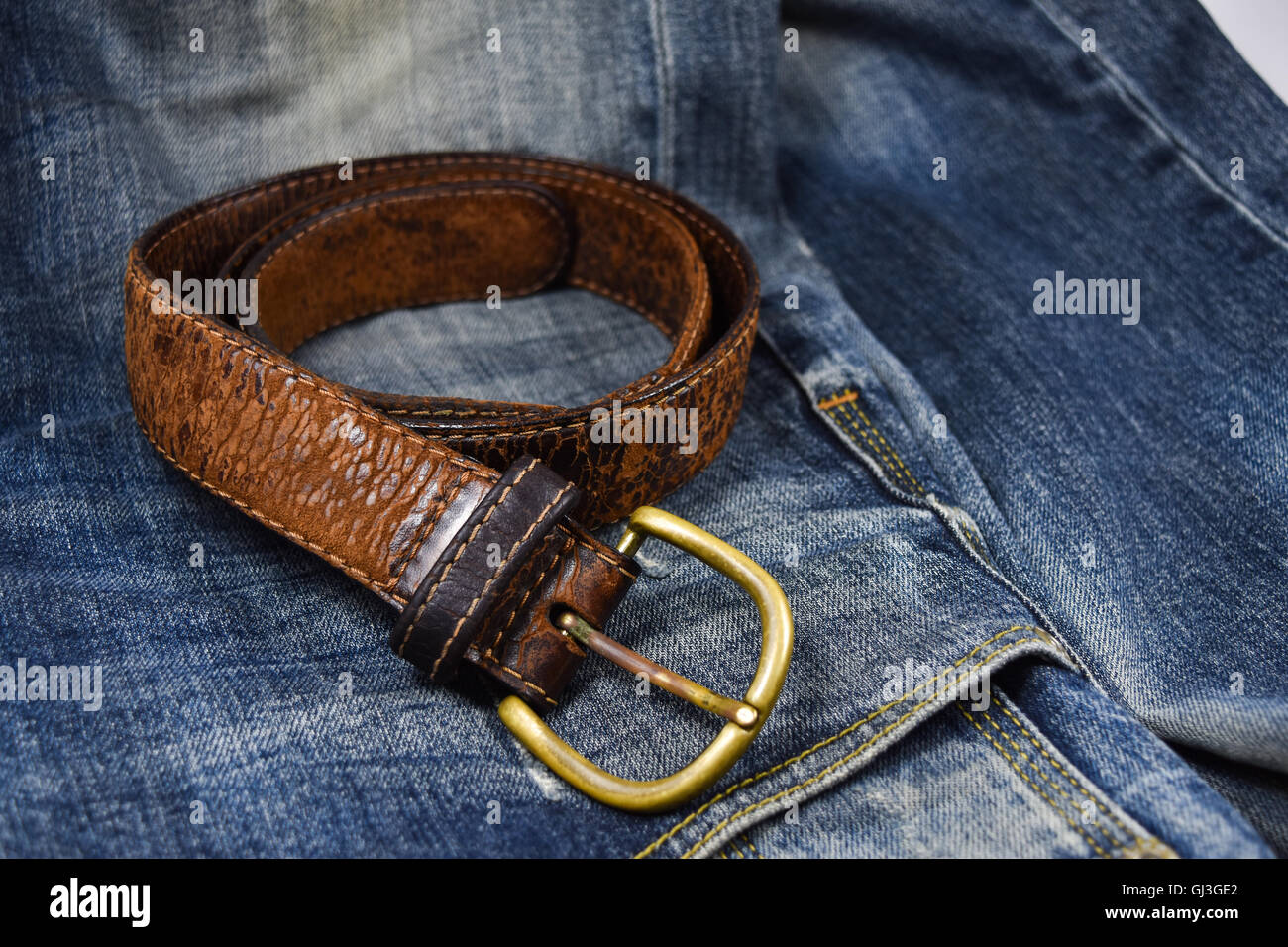 Leder Gürtel Nahaufnahme Blue Jeans anziehen Stockfoto