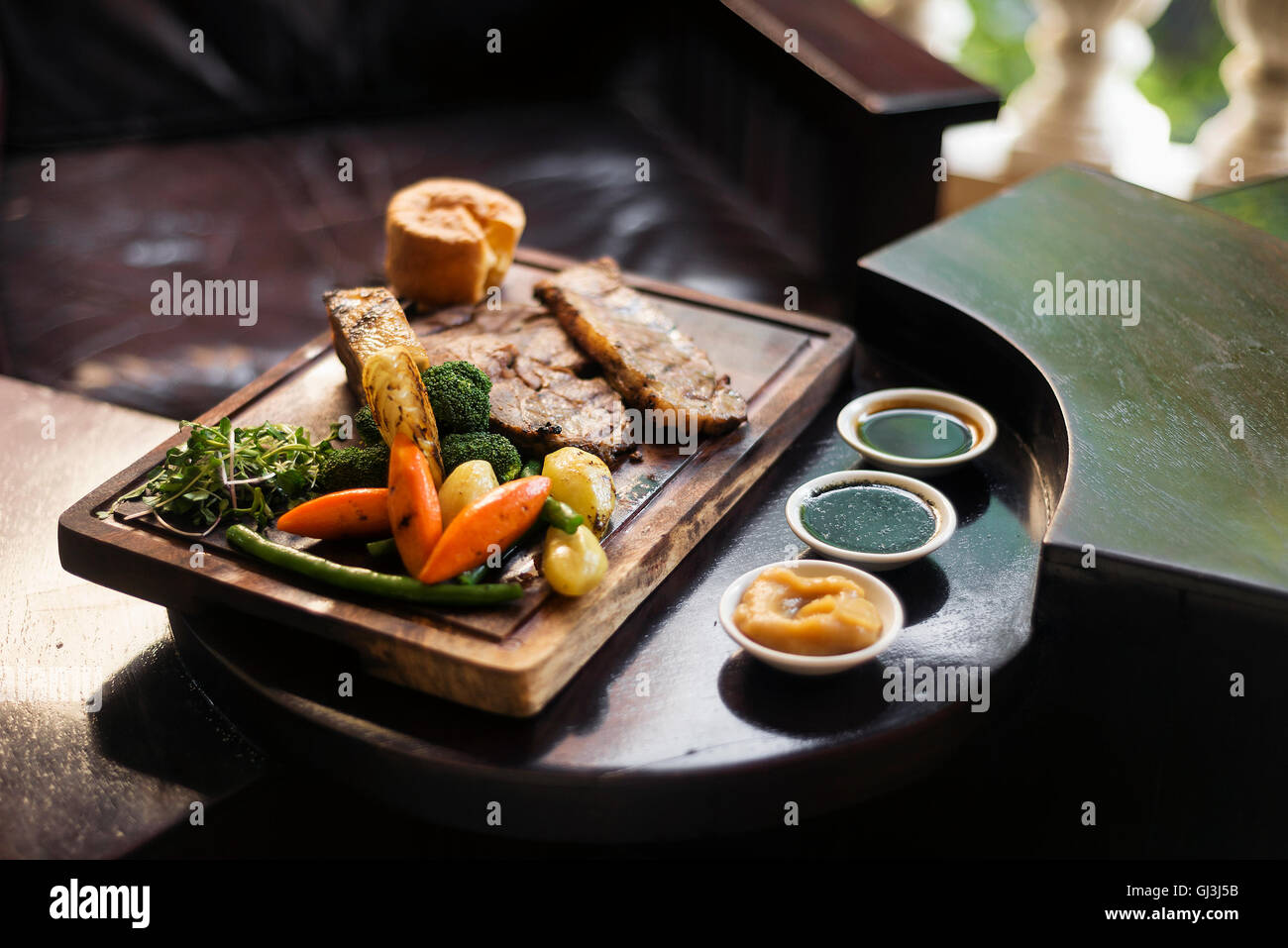 traditionelles britisches Englisch Sonntag Roastbeef mit klassischen Essen Gemüse Stockfoto