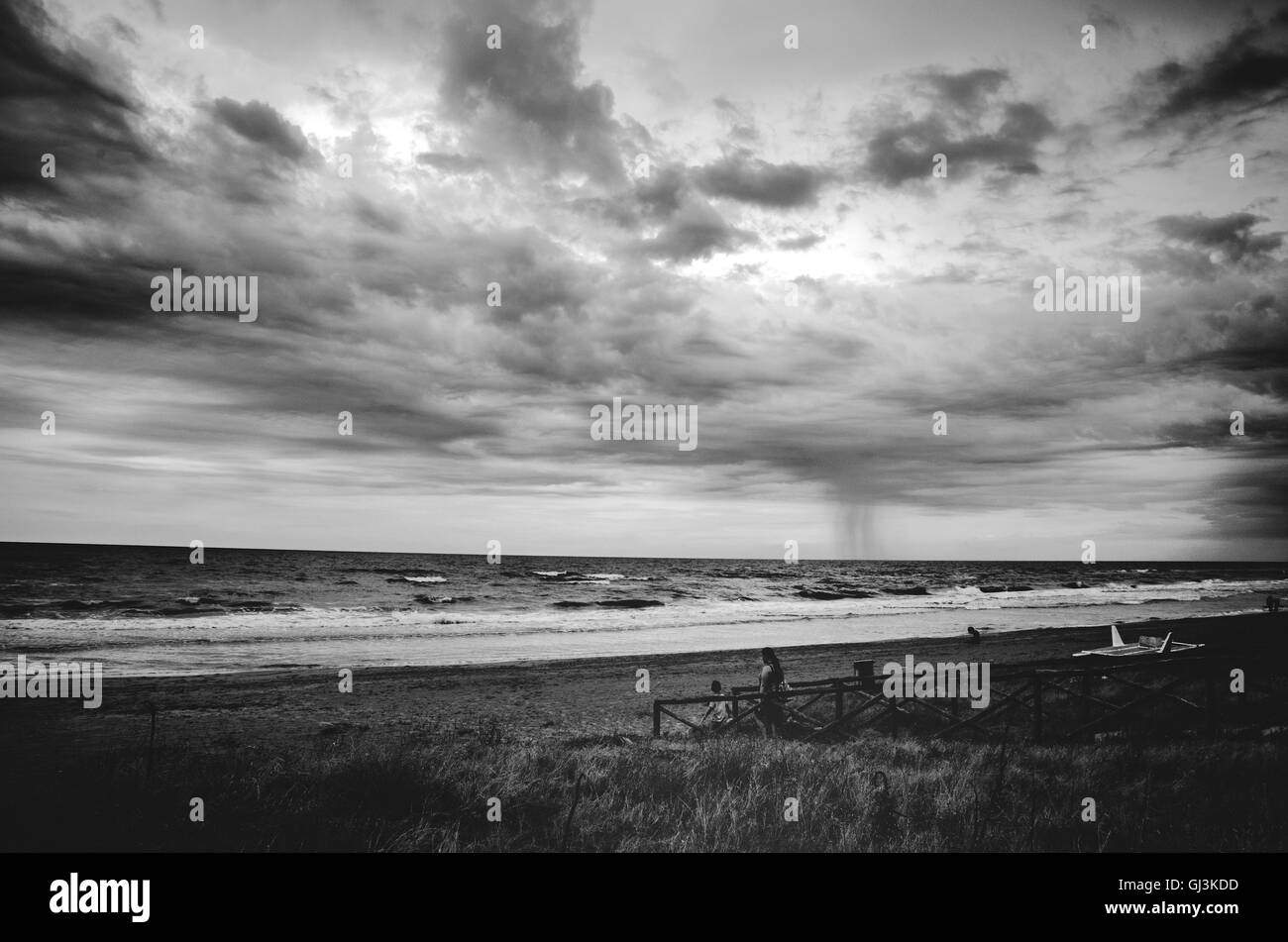 stürmische Seestrand schwarz / weiß Stockfoto