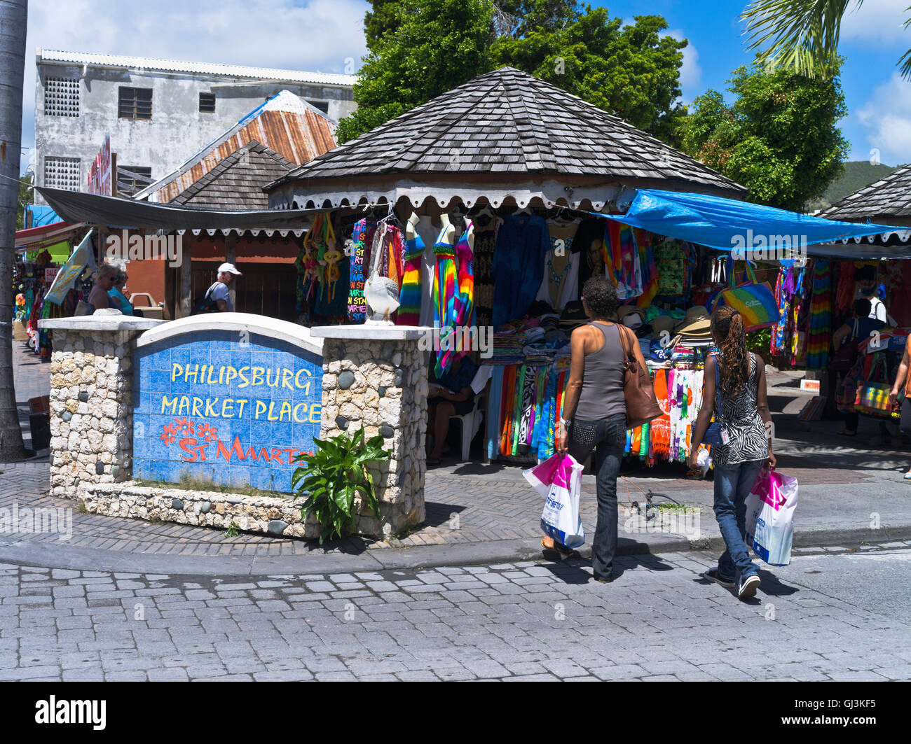 dh Philipsburg Market ST MAARTEN CARIBBEAN zwei Frauen Einkaufsmarkt Stellen Sie Verkaufsstände auf Stockfoto