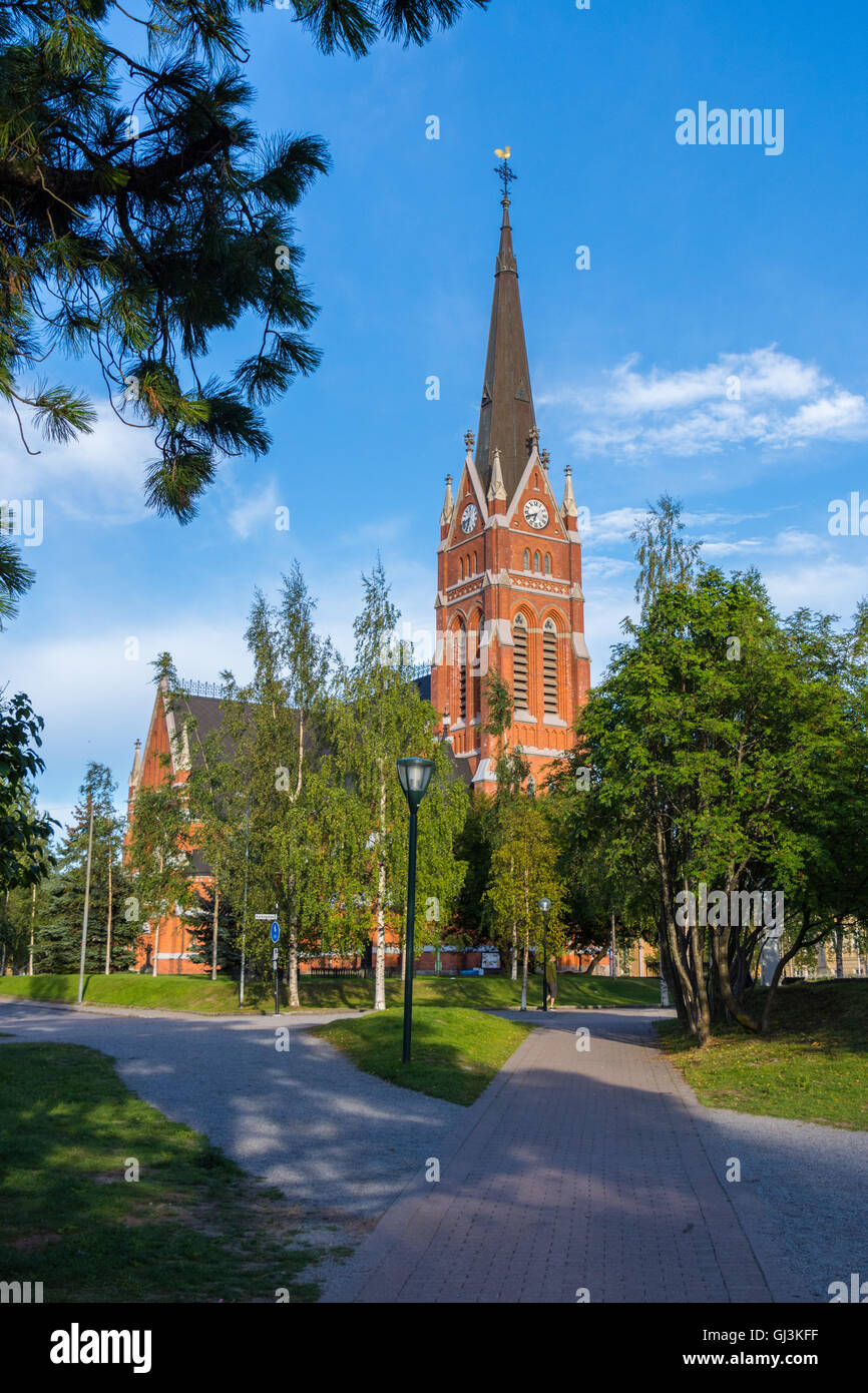 Rote Stein erbaute Kirche gegen blauen Himmel, Lulea, Schweden Stockfoto