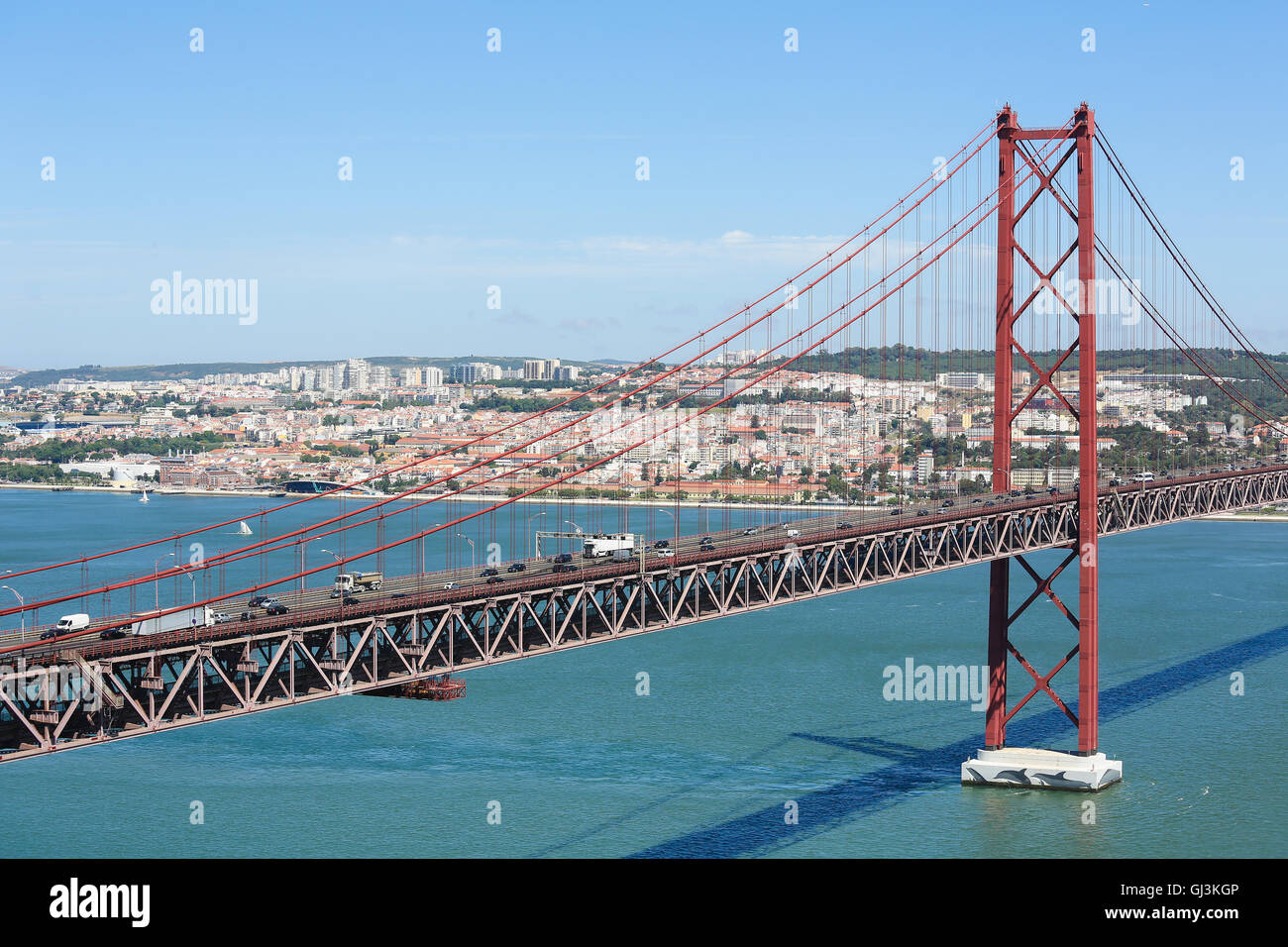 Ponte 25 de Abril über den Tagus Fluss und Blick auf das Zentrum von Lissabon, Portugal Stockfoto
