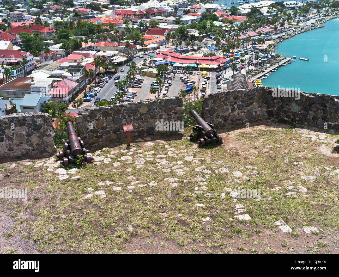 dh Marigot St. MARTIN CARIBBEAN Kanone Port Bay Stadt und Hafen Fort Louis Blick auf das Schloss Stockfoto