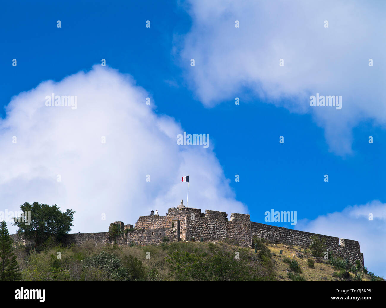 dh Marigot St. MARTIN CARIBBEAN Fort Louis aus dem 18. Jahrhundert Karibik Burg französische Fahne Fahnenmast Stockfoto