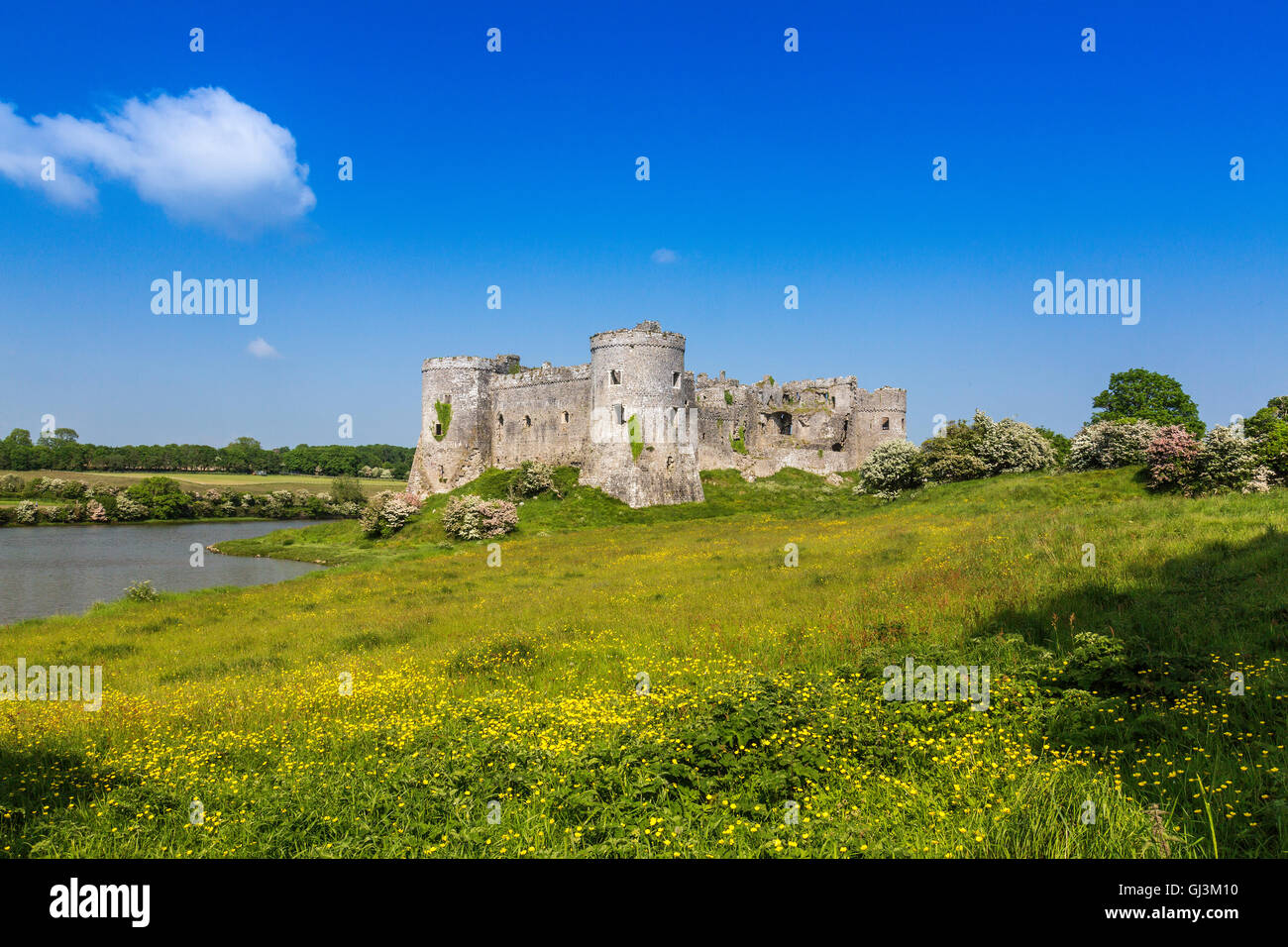 Carew Burgruine am Ufer des Flusses Carew, Pembrokeshire, Wales, UK Stockfoto