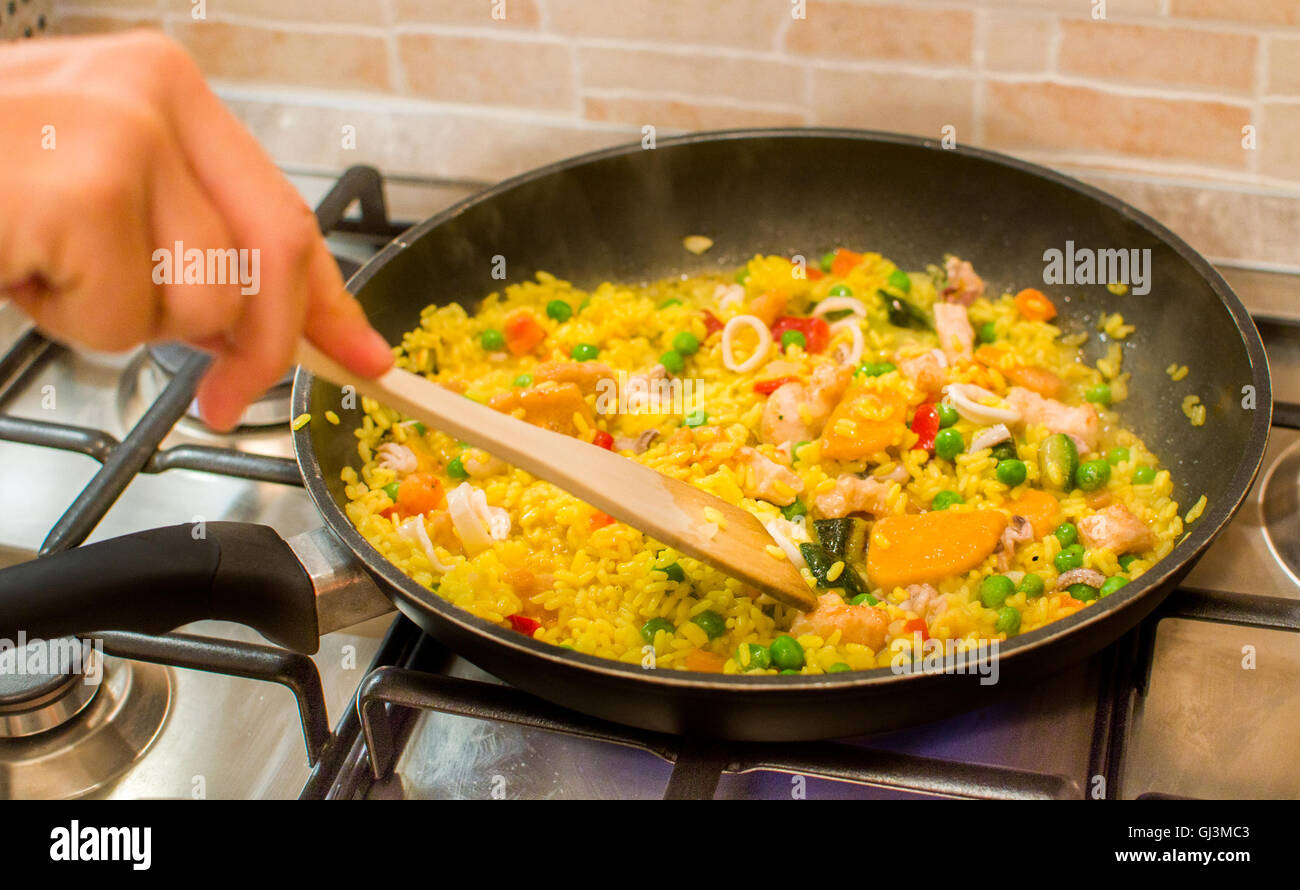 Valencianische Paella spanische Meeresfrüchte Reis Rezept kochen Stockfoto
