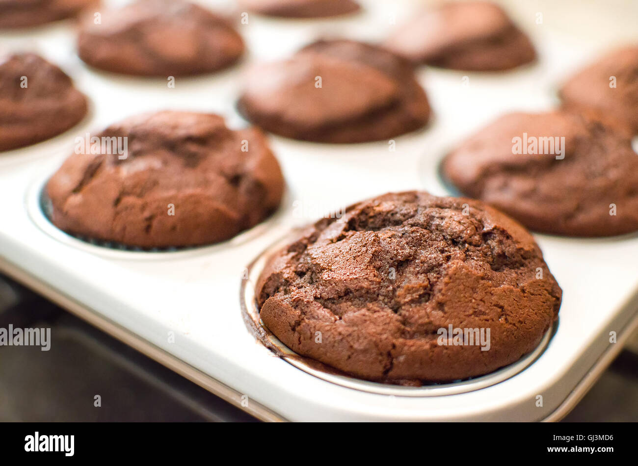 hausgemachte dunkle Schokolade Muffins Backform schwenken Stockfoto