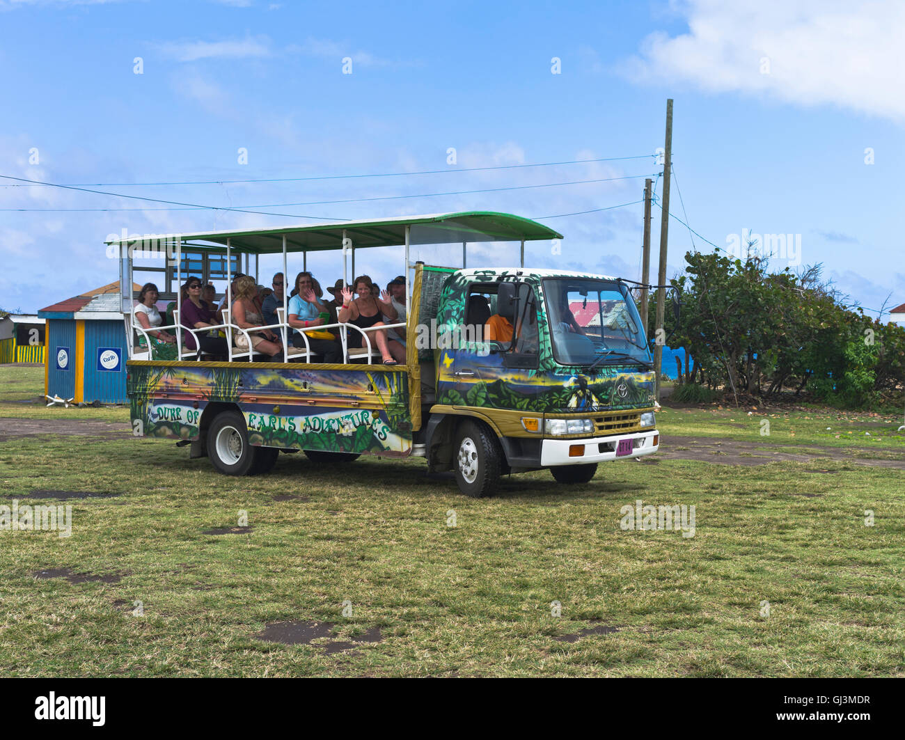 dh Kreuzfahrtschiff Ausflug ST KITTS KARIBIK Tourist Taxi Open Air Bus mit Touristen Urlaub Urlaub Tour Stockfoto