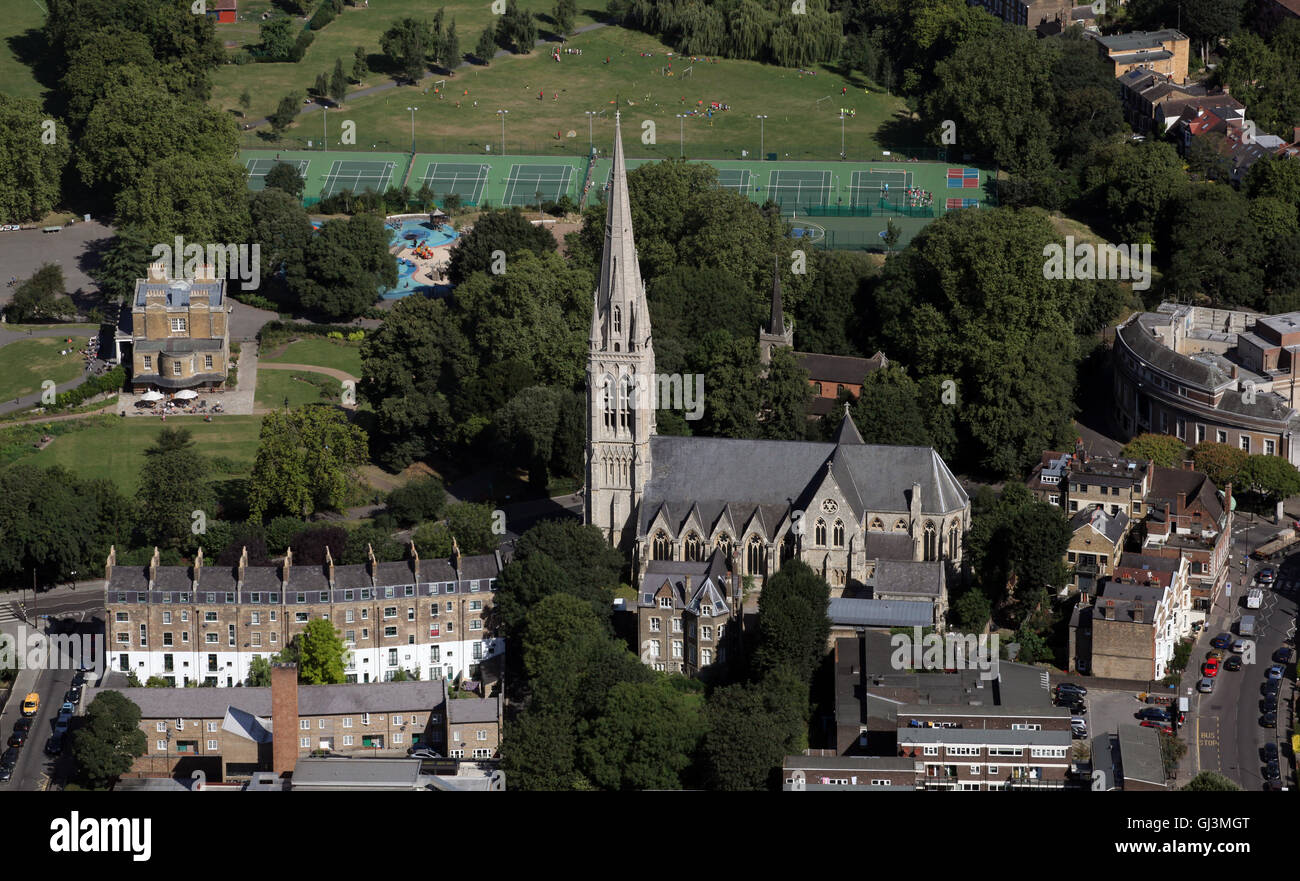 Luftaufnahme von St. Marys Kirche & Clissold Park, Stoke Newington, Nord-London Stockfoto