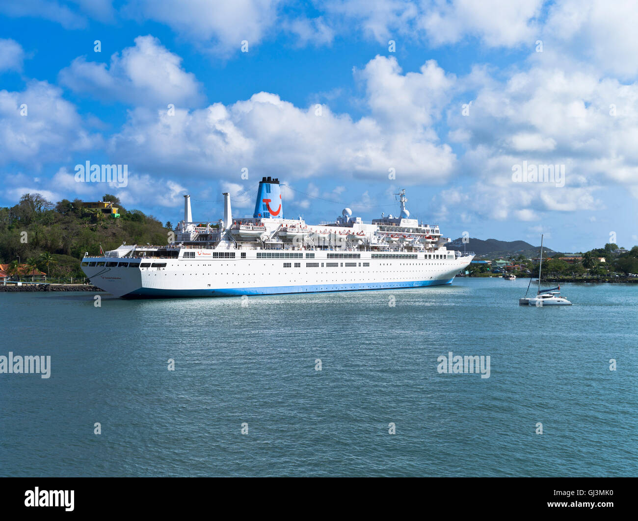 dh-Kreuzfahrt Schiff Karibik Thomson Kreuzfahrtschiff Basseterre, St. Kitts Kreuzfahrten Insel Stockfoto