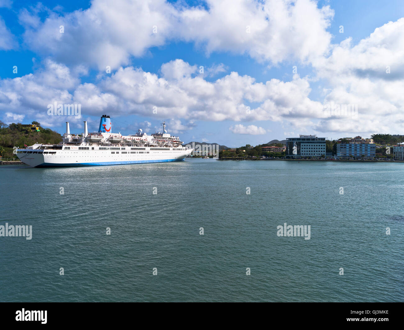 dh KREUZFAHRTSCHIFF KARIBIK Thomson Kreuzfahrtdampfer Basseterre St. Kitts Hafenschiffe Insel Stockfoto