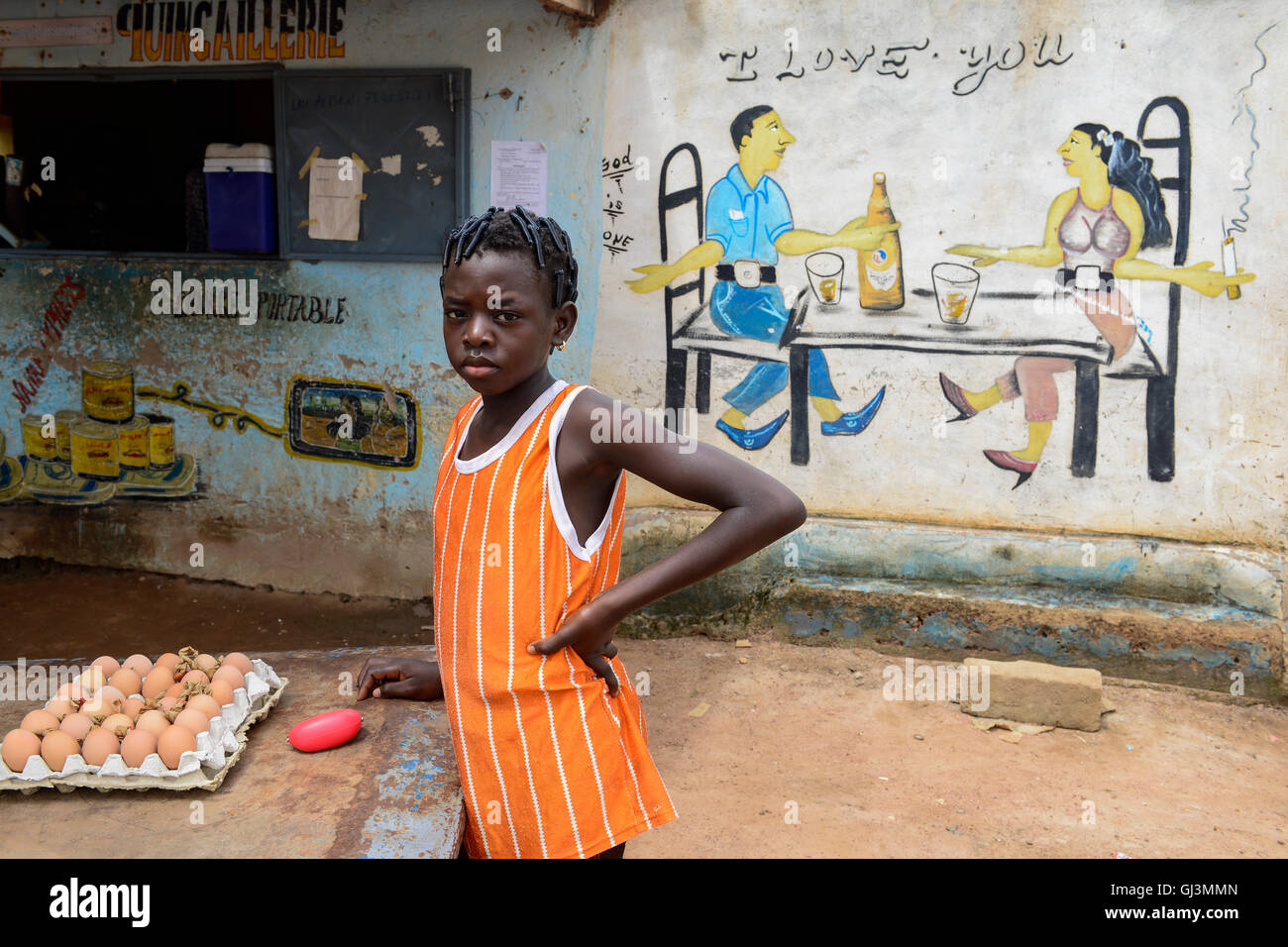 BURKINA FASO, Provinz Poni, Gaoua, Wand-Malerei als Werbung für Bier-Bar, Mann und Frau sitzen am Tisch trinken Brakina Beer, das lokale Bier der Brauerei in Burkina Faso, Mädchen verkaufen Hühnereier, Motto, ich liebe dich und Gott gehört Stockfoto