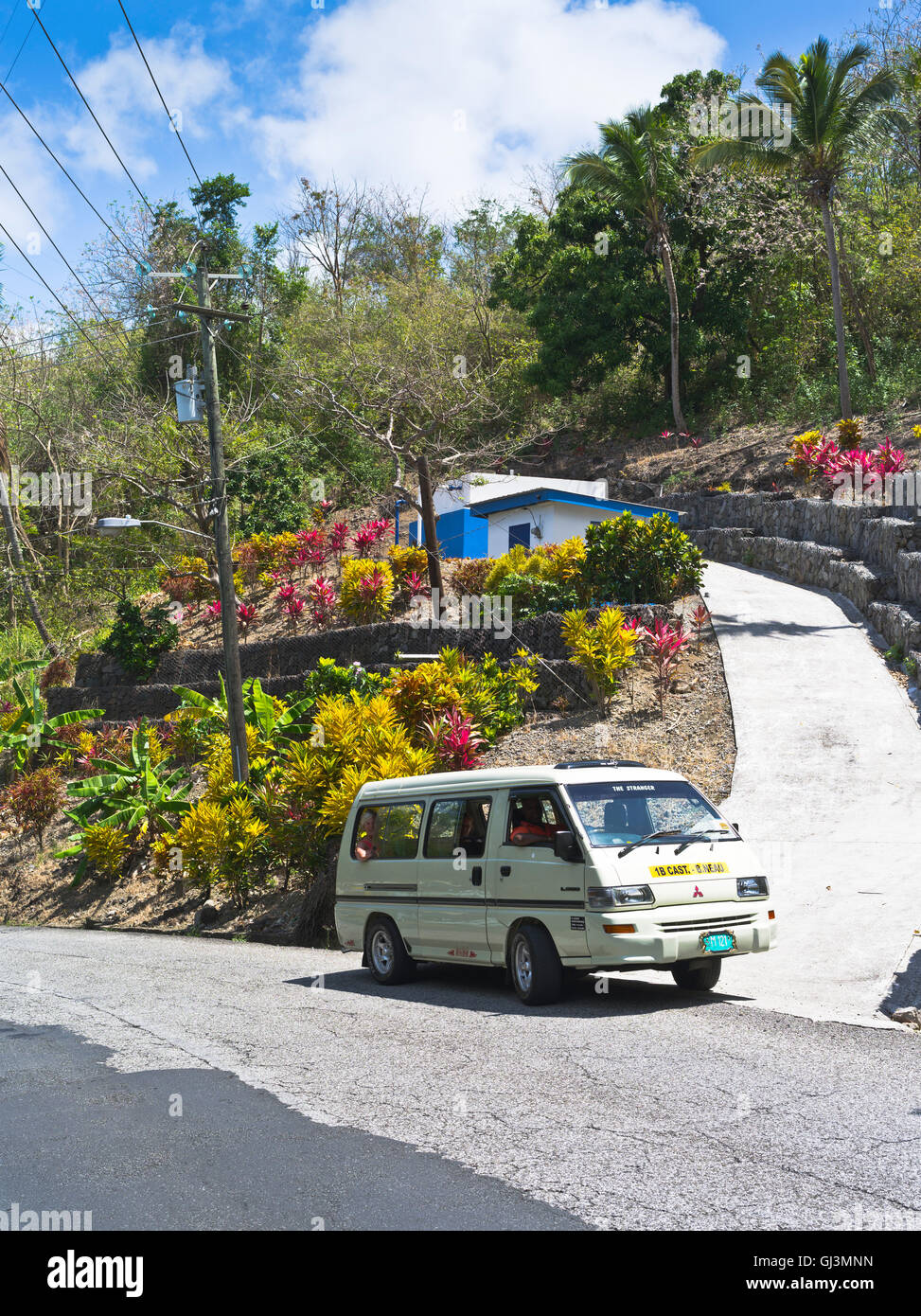 dh ST LUCIA Karibik Karibik Tourist Taxi Minibus Blumen anzeigen in Wasserpumpstation Stockfoto