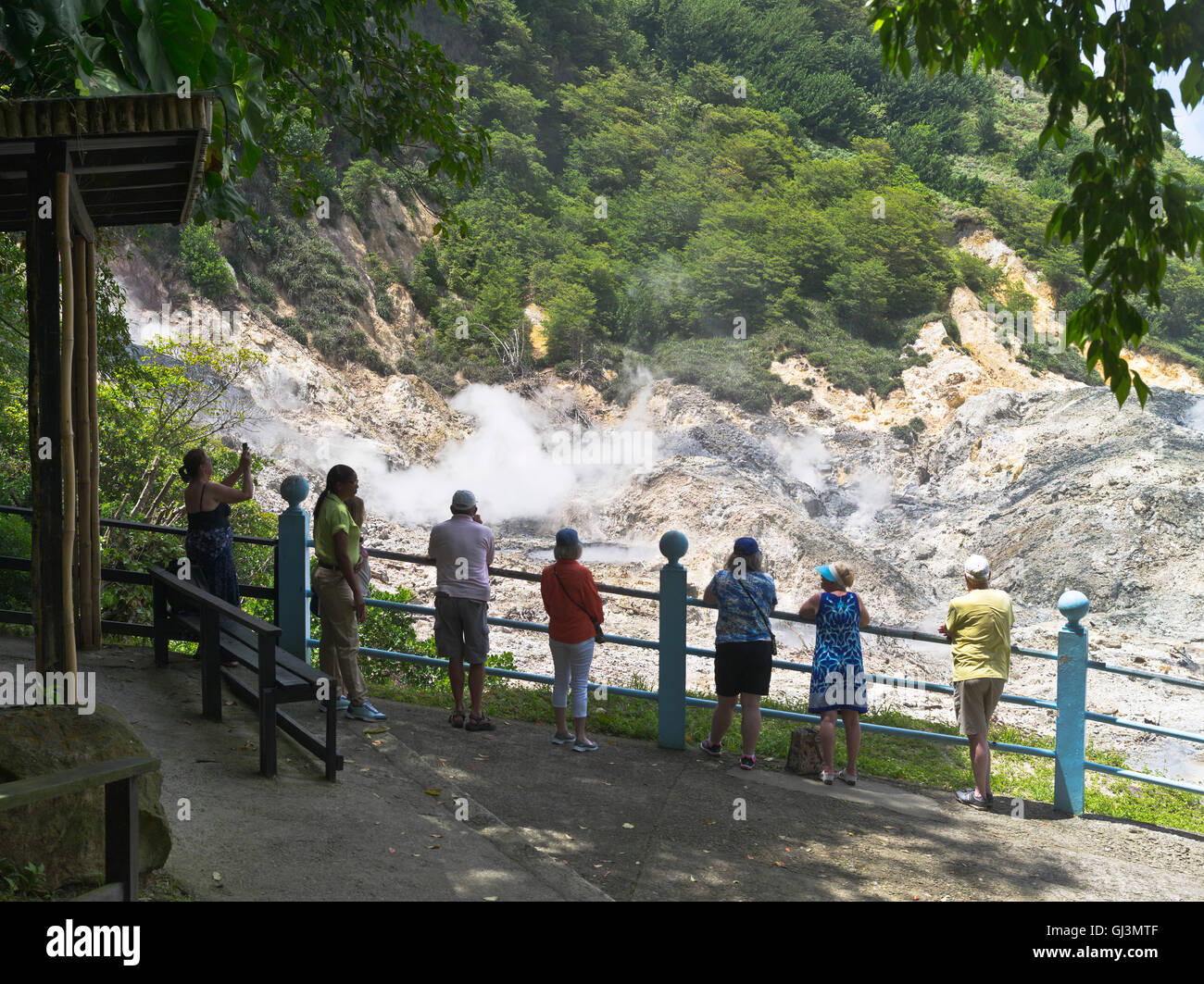 dh Sulphur Springs ST LUCIA KARIBISCHE Touristen betrachten vulkanische Landschaft Menschen westindien Stockfoto