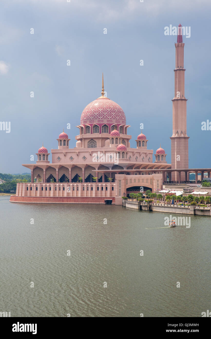 Wunderschöne rosa Putra Moschee im Tageslicht, Putrajaya, Malaysia Stockfoto