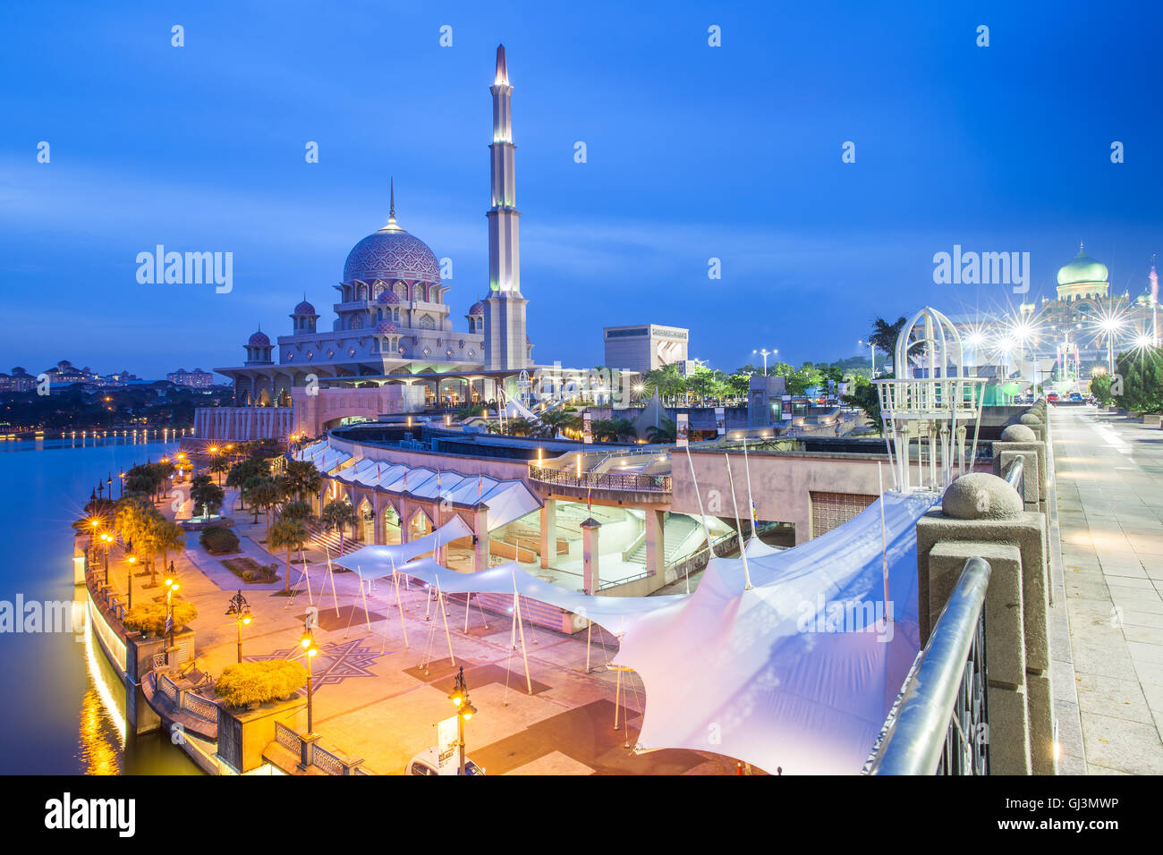 Schöne rosa Putra Mosque in der Abenddämmerung, Putrajaya, Malaysia am 11. August 2016. Stockfoto