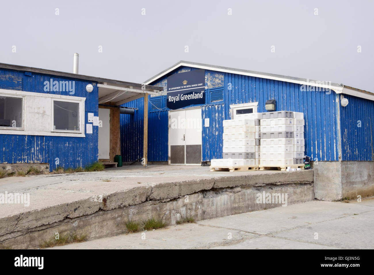 Royal Greenland Fischfabrik im blauen Gebäude am Hafen. Itilleq, Qeqqata, Westgrönland. Stockfoto