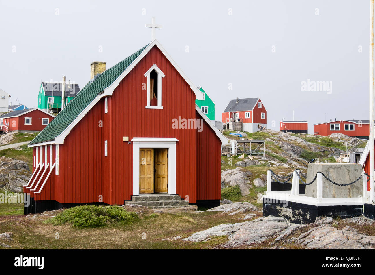 Traditionelle bunte Holzhäuser und kleine Inuit Kirche. Itilleq, Qeqqata, Grönland. Stockfoto
