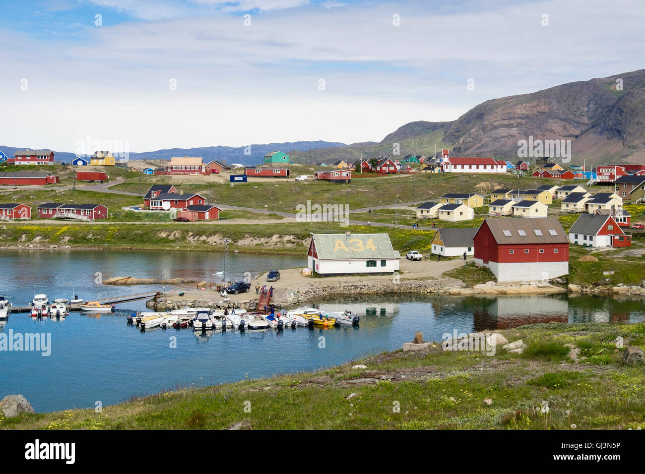 Blick über Bucht und dem Hafen Museumsgebäude und Häuser in Narsaq Kujalleq, Südgrönland Stockfoto