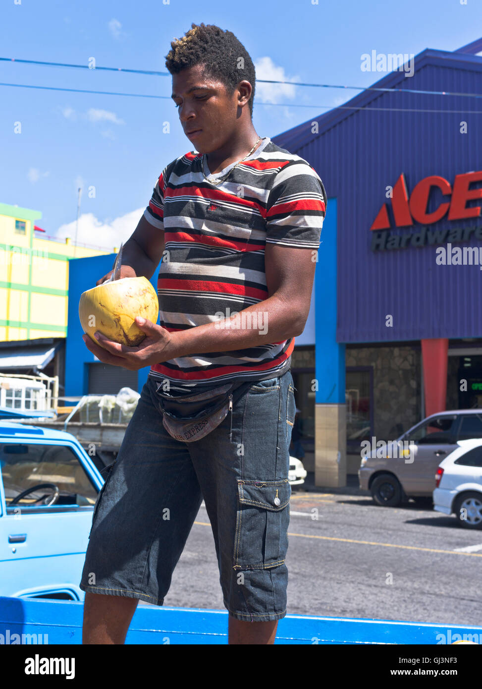 dh Kingstown St. VINCENT Karibik Karibik Kokos Verkäufer schneiden Kokosnuss zum trinken Stockfoto