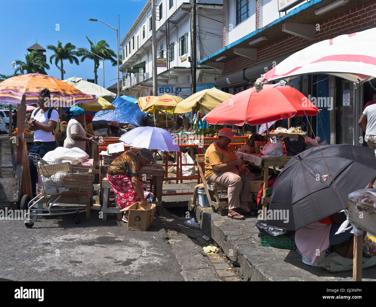 dh Kingstown ST VINCENT KARIBIK Lokale karibische Menschen Straßenmarkt grenadinen Marktplatz Stände West indies Stockfoto
