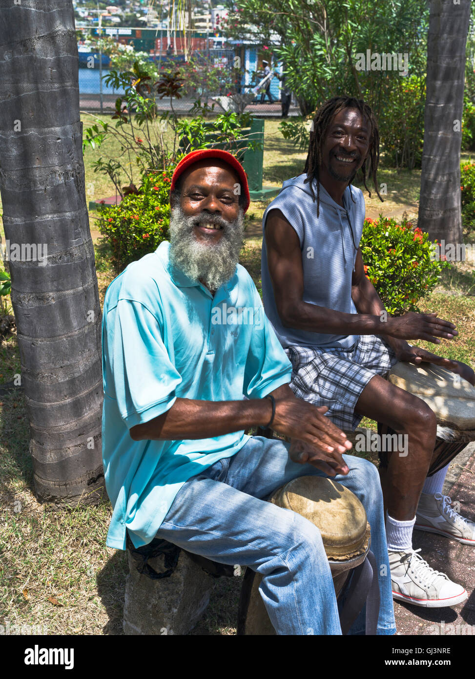 dh Kingstown ST VINCENT CARIBBEAN Happy Smiling Caribbean Drummer rastafarian Drum caribbeans Leute Stockfoto