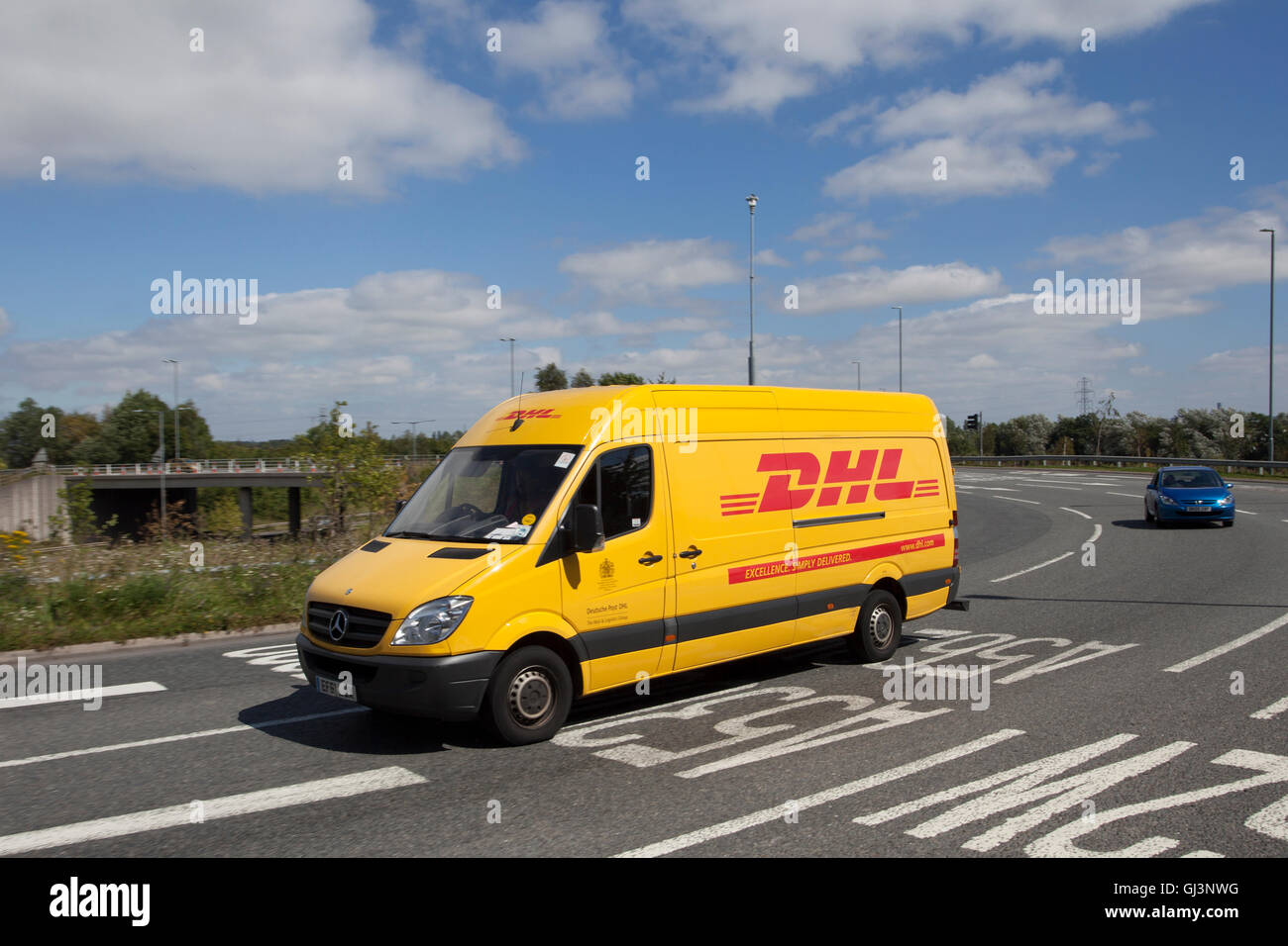 DHL-Lieferwagen auf den Straßen von Liverpool, Merseyside, England. Fahrzeugverkehr in Knowsley, Großbritannien Stockfoto