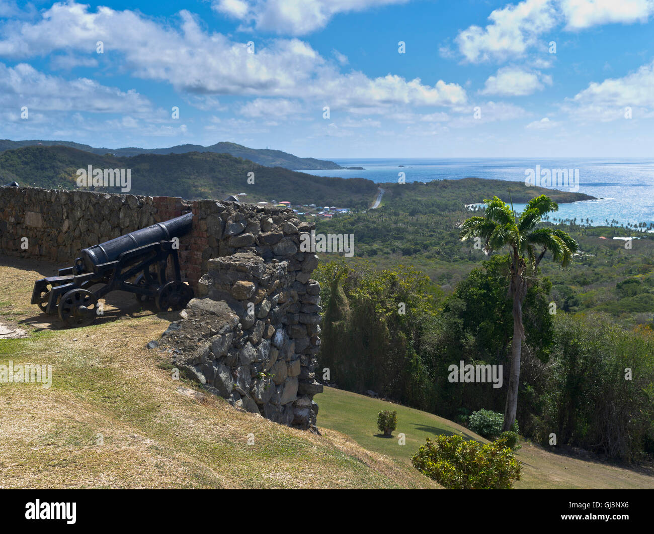 dh Scarborough TOBAGO Karibik Fort King George Kanone Zinnen Blick auf das Meer Stockfoto