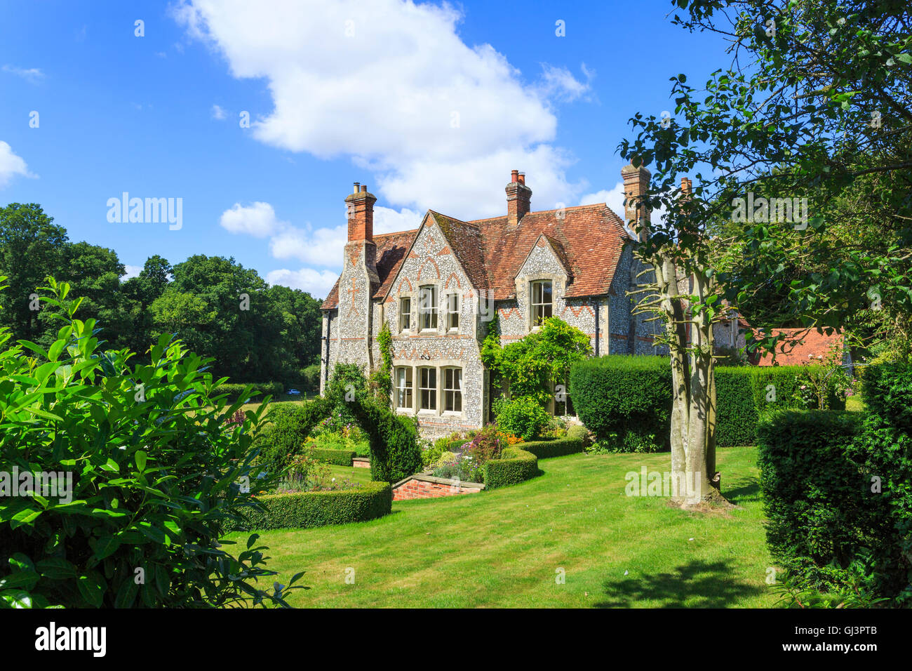 Prime britische Immobilien: Herrliche Feuerstein - Country House Hotel in Fosbury, einem Dorf an der Wiltshire - Hampshire Grenze im Sommer konfrontiert Stockfoto