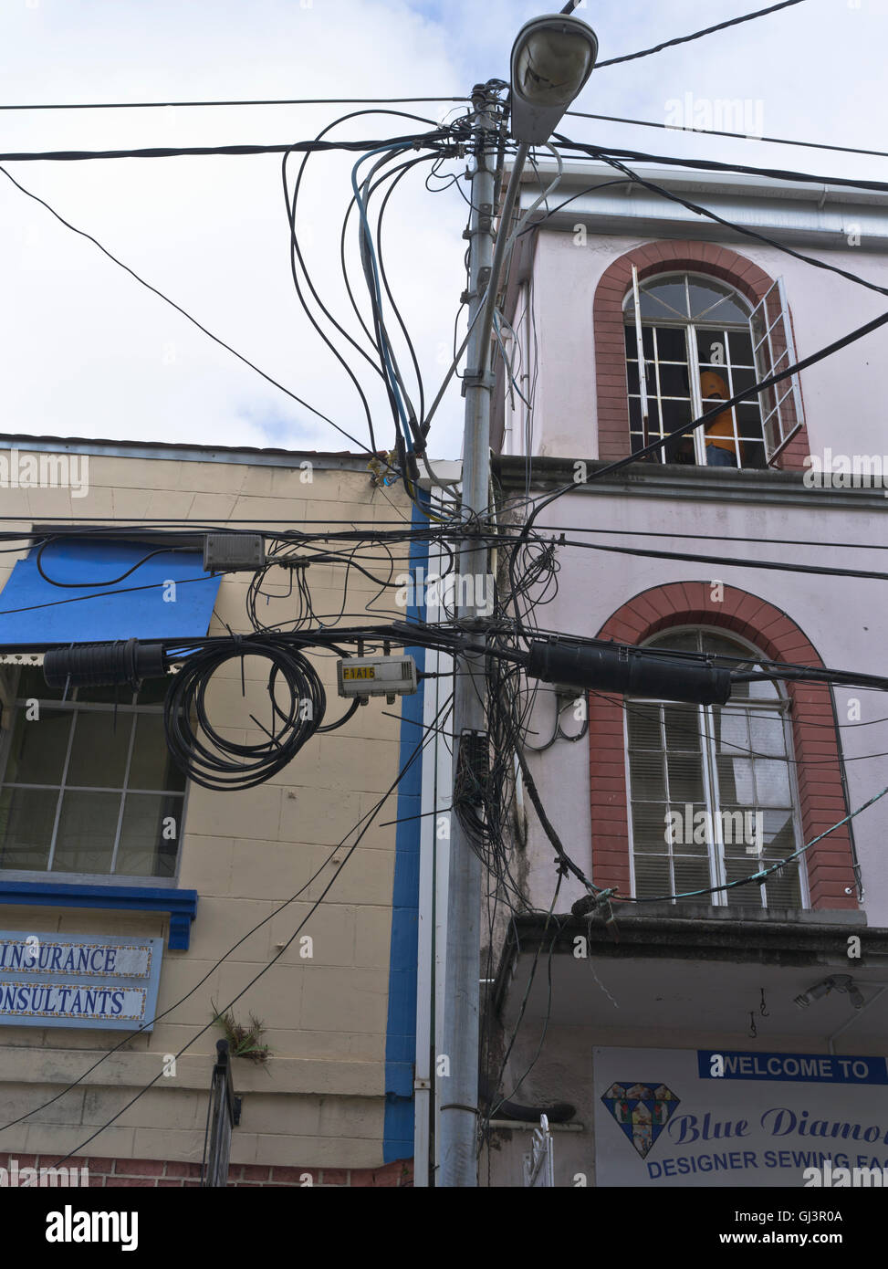 dh St George GRENADA CARIBBEAN Street Lampenpfosten mit Strom Kabel Telefonübertragungsleitungen gefährliche Energie Stockfoto