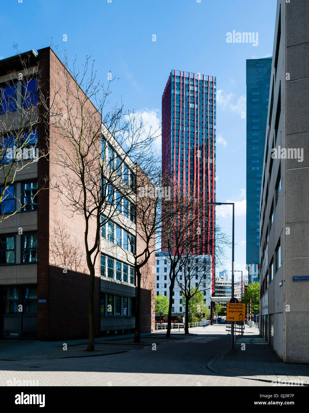 Zwischen benachbarten Gebäuden Blick auf Hochhaus. Der rote Apfel, Rotterdam, Niederlande. Architekt: KCAP Architects & Planer - Jan des Bouvrie, 2009. Stockfoto