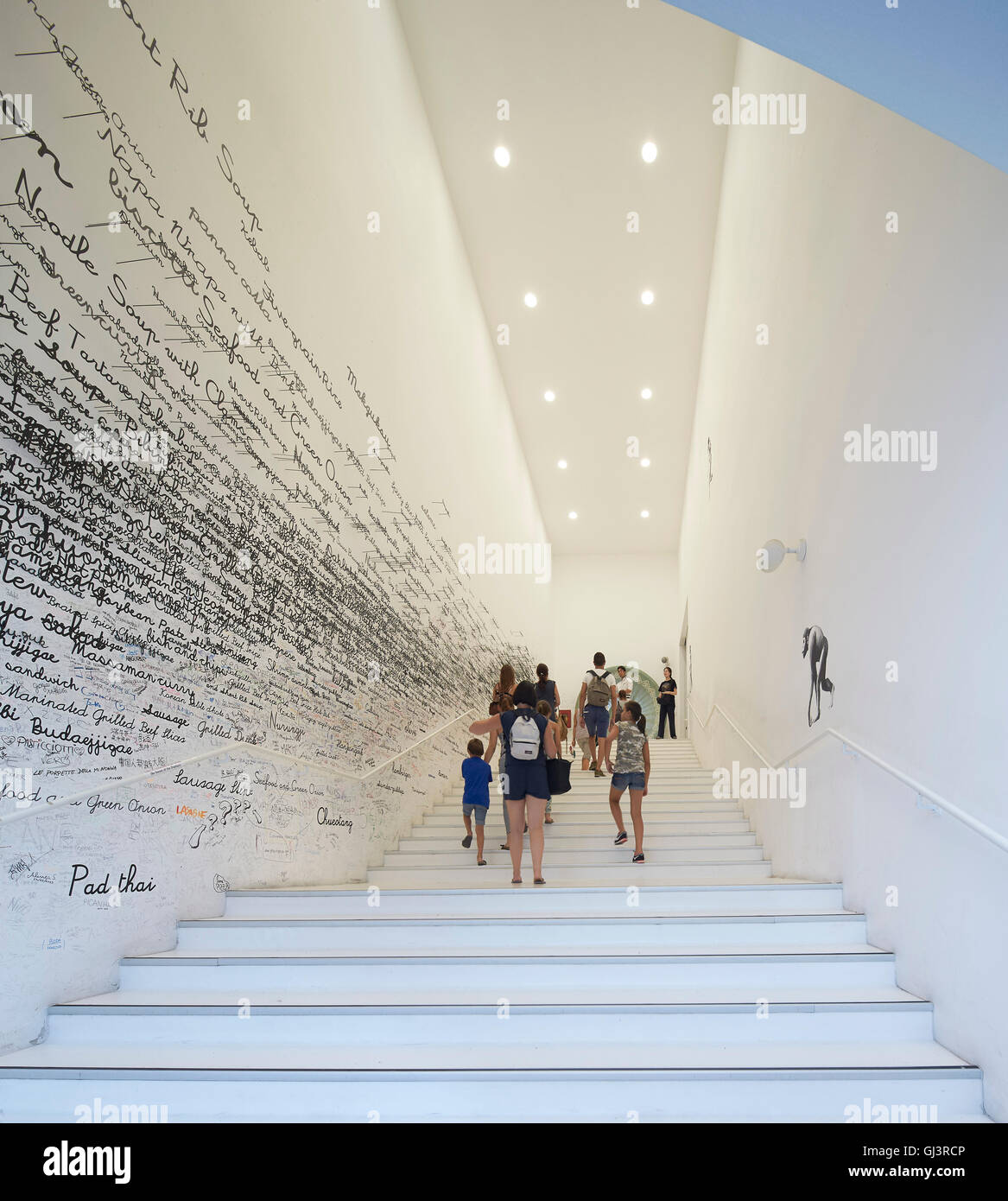 Pavillon-Treppe mit Wand-Grafik. Mailand EXPO 2015, Korea Pavillon, Mailand, Italien. Architekt: BCHO Architekten, 2015. Stockfoto