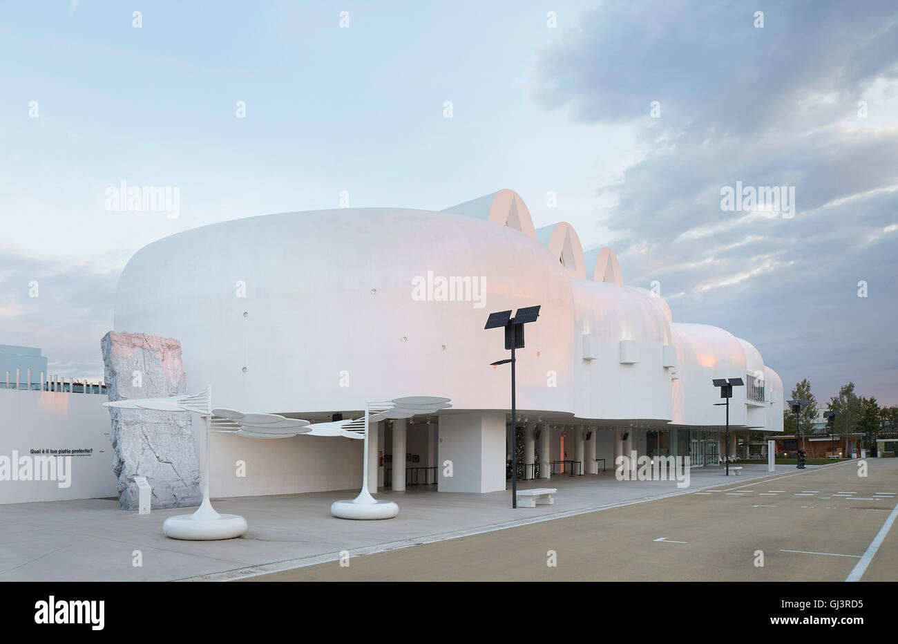 Pavillon-Eingang in der Abenddämmerung. Mailand EXPO 2015, Korea Pavillon, Mailand, Italien. Architekt: BCHO Architekten, 2015. Stockfoto