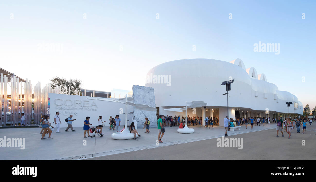 Ansatz und Pavillon Eingang in der Abenddämmerung. Mailand EXPO 2015, Korea Pavillon, Mailand, Italien. Architekt: BCHO Architekten, 2015. Stockfoto