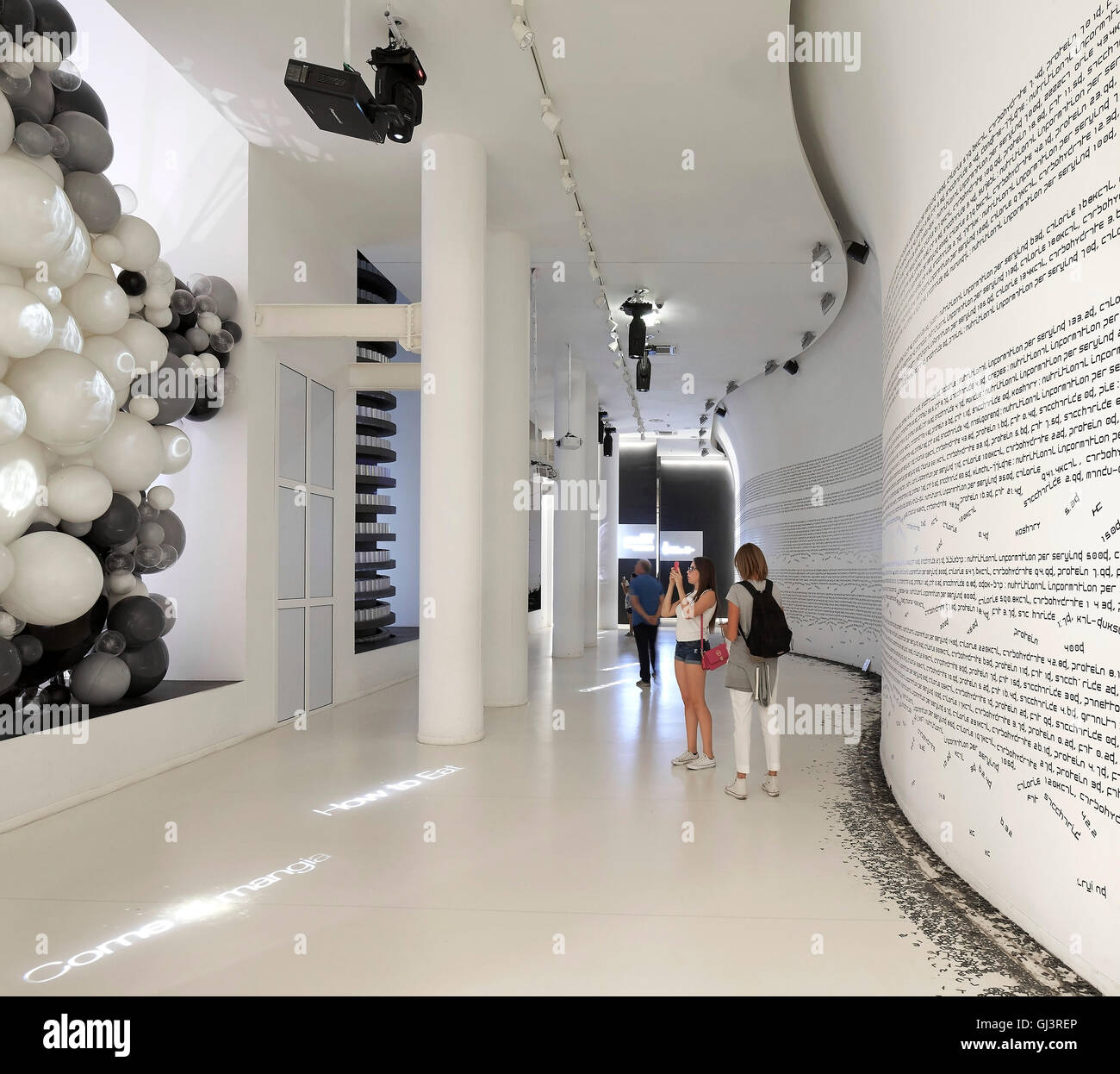 Flur mit Wandgrafiken und Installation. Mailand EXPO 2015, Korea Pavillon, Mailand, Italien. Architekt: BCHO Architekten, 2015. Stockfoto